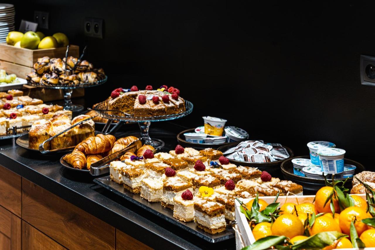 Szczawnica Park Resort & Spa Extérieur photo A buffet of desserts