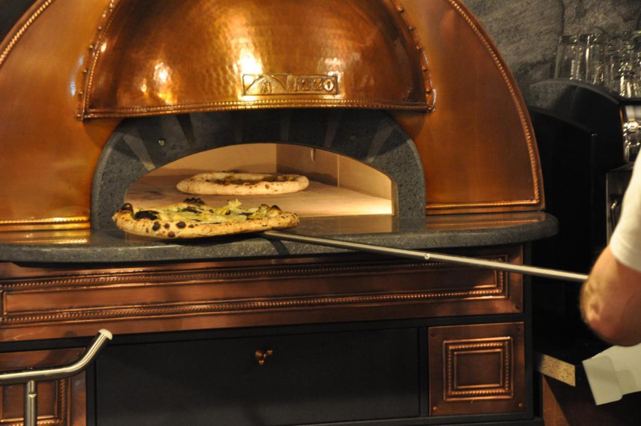 Szczawnica Park Resort & Spa Extérieur photo A pizza being removed from a wood-fired oven