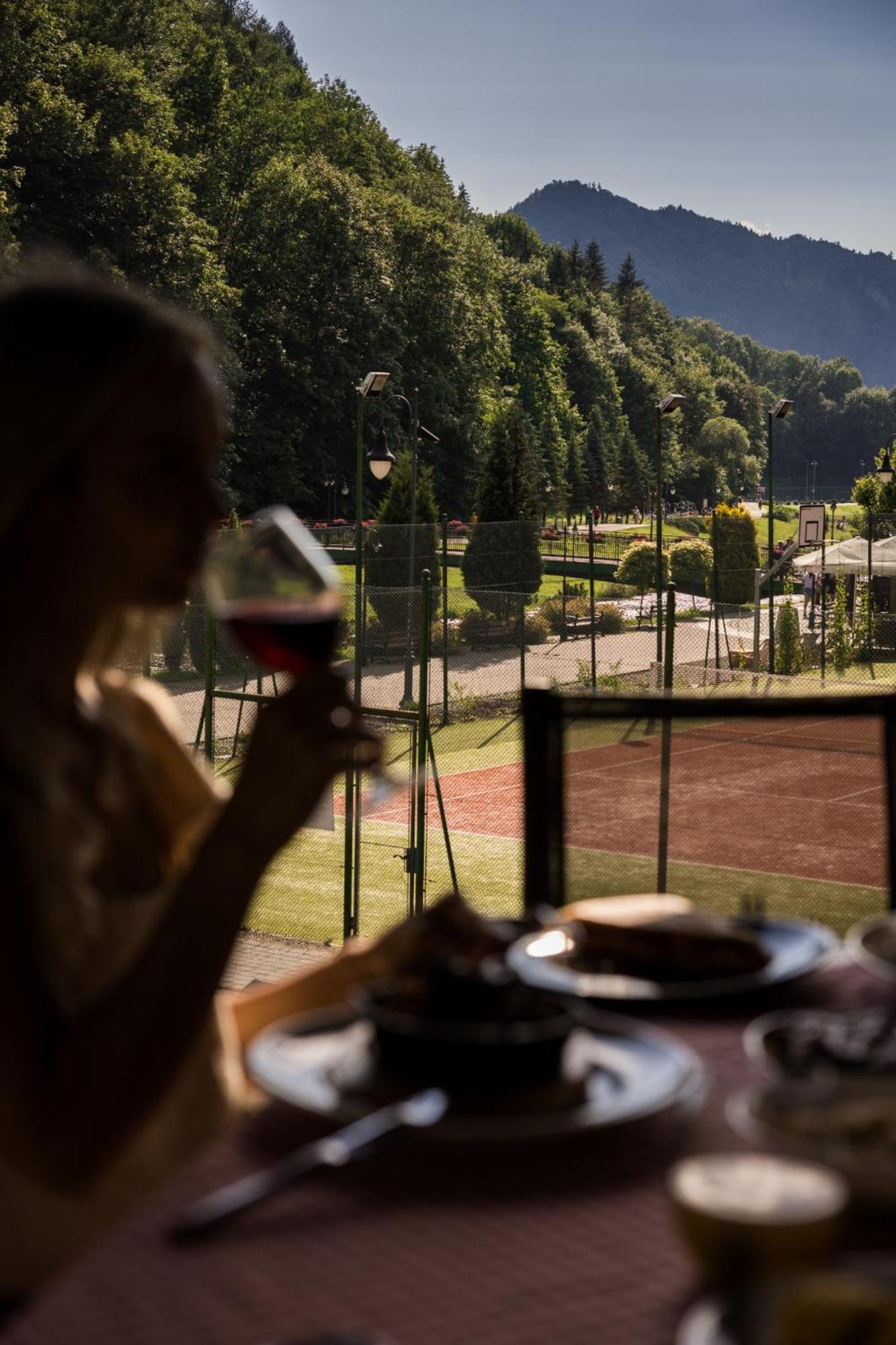 Szczawnica Park Resort & Spa Extérieur photo A wine tasting at the winery