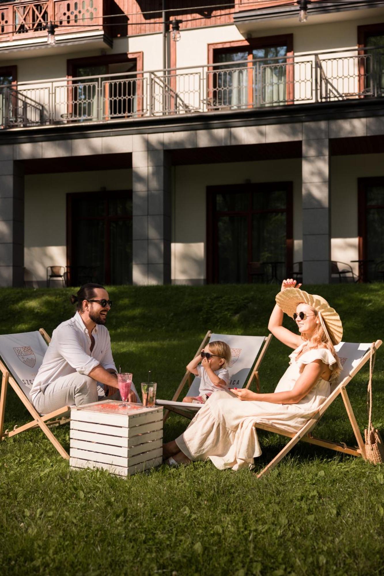 Szczawnica Park Resort & Spa Extérieur photo Family at the hotel